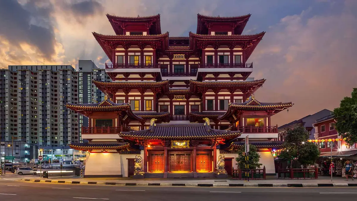 Buddha Tooth Relic Temple & Museum — The ornate red-and-gold facade of the Buddha Tooth Relic Temple and Museum in Chinatown, Singapore, lit at dusk