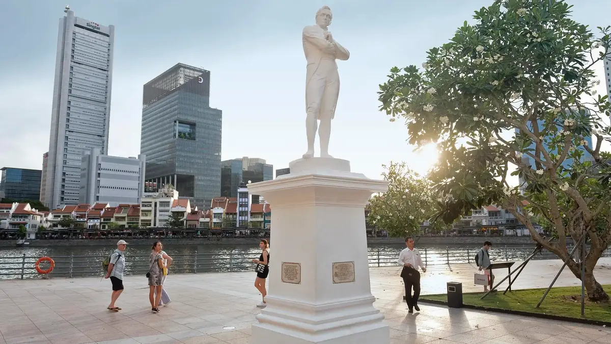 Raffles Statue & Landing Site — The white polymarble statue of Sir Stamford Raffles at the Raffles Landing Site on the Singapore River